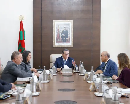 رئيس الحكومة عزيز أخنوش يترأس مراسم التوقيع على اتفاقية تنزيل البرنامج الخاص بتعزيز أعداد خريجي الجامعات العمومية المغربية في التخصصات الرقمية.