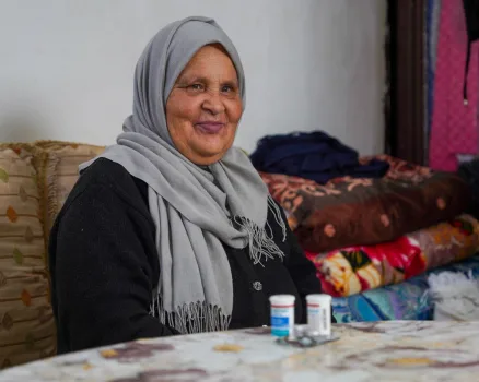 فاطمة، مواطنة مغربية، مستفيدة من إعانة برنامج الدعم الاجتماعي المباشر