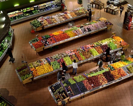 سوق ممتاز تعرض فيه أنواع عديدة من الخضر والفواكه