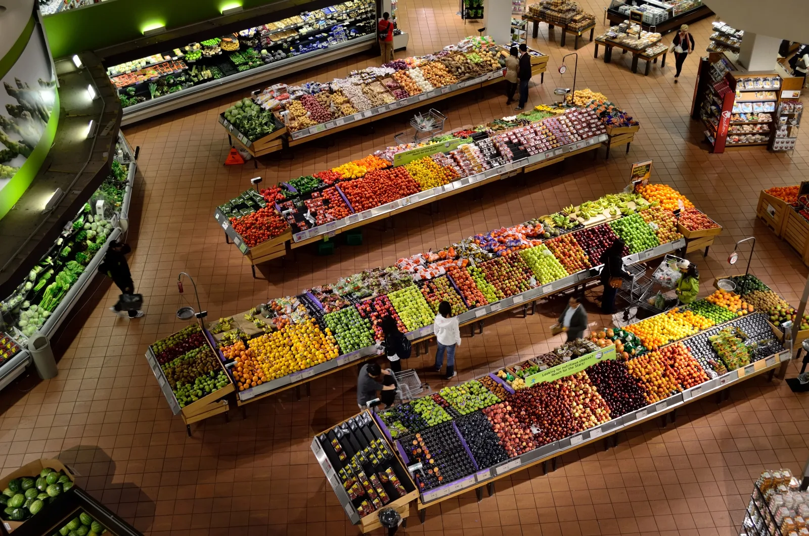 سوق ممتاز تعرض فيه أنواع عديدة من الخضر والفواكه